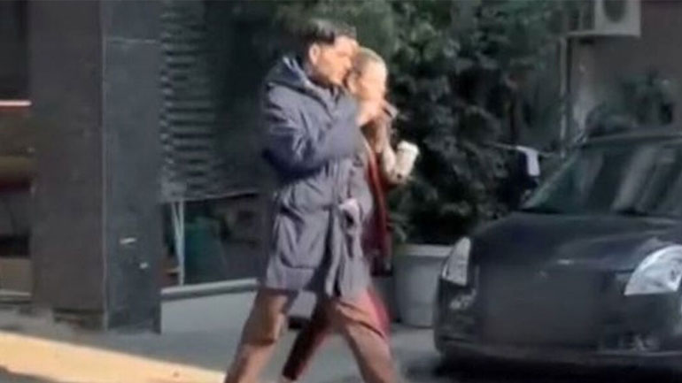 Χρήστος Μάστορας: Πρωινή βόλτα με τη Γαρυφαλλιά Καληφώνη στη γειτονιά του