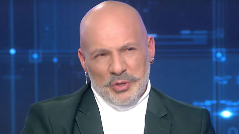 O Νίκος Μουτσινάς αποκαλύπτει ποια ήταν η αντίδραση της μητέρας του όταν της ανακοίνωσε ότι είναι gay