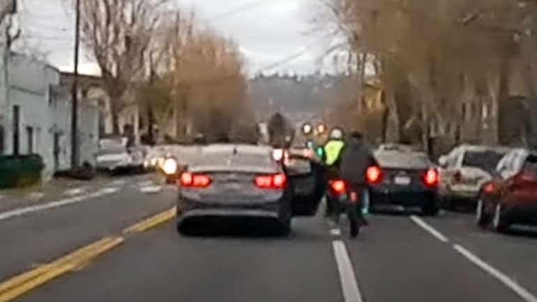 Νέα «μόδα»: Ανοίγουν τις πόρτες των αυτοκινήτων και χτυπούν τους ποδηλάτες