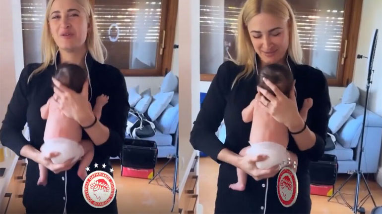 Η Ιωάννα Τούνη τραγουδάει σύνθημα του Ολυμπιακού στον νεογέννητο γιο της