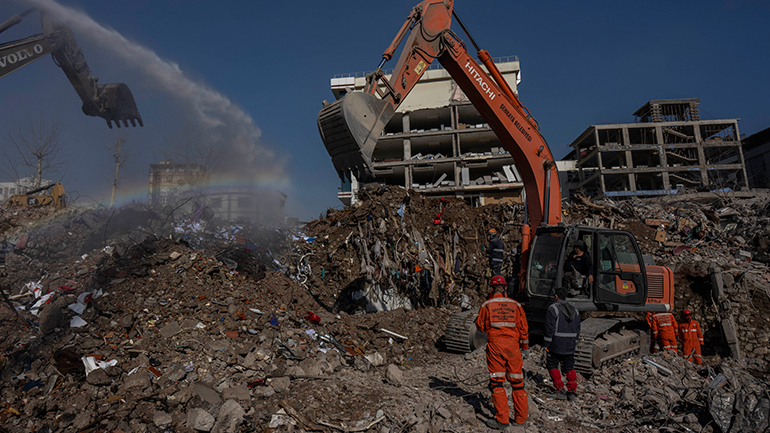 Σεισμός στην Τουρκία: Ο «ήρωας» δήμαρχος του Ερζίν δηλώνει πως «διαπράχθηκε φόνος»