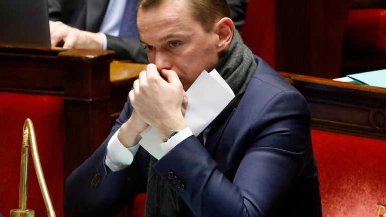 Ο Γάλλος υπουργός Εργασίας πιάστηκε να λύνει σταυρόλεξο την ώρα της κοινοβουλευτικής συζήτησης για τo συνταξιοδοτικό