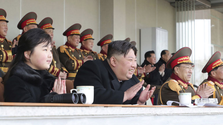 Βόρεια Κορέα: Σπάνια δημόσια εμφάνιση της κόρης του Κιμ Γιονγκ Ουν σε γήπεδο