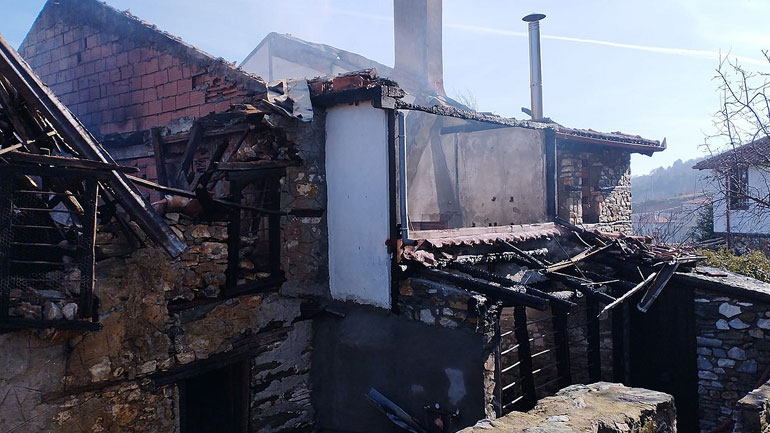 Εκτεταμένες ζημιές σε πέντε κτίσματα από την πυρκαγιά στον Παλαιό Παντελεήμονα Πιερίας