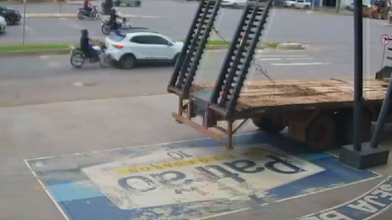 Οδηγός μηχανής τρακάρει με αυτοκίνητο και καταλήγει στην οροφή του