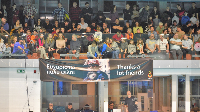 Οι φίλαθλοι της Γαλατασαράι σήκωσαν ευχαριστήριο πανό στα ελληνικά για τους διασώστες της ΕΜΑΚ σε αγώνα πόλο