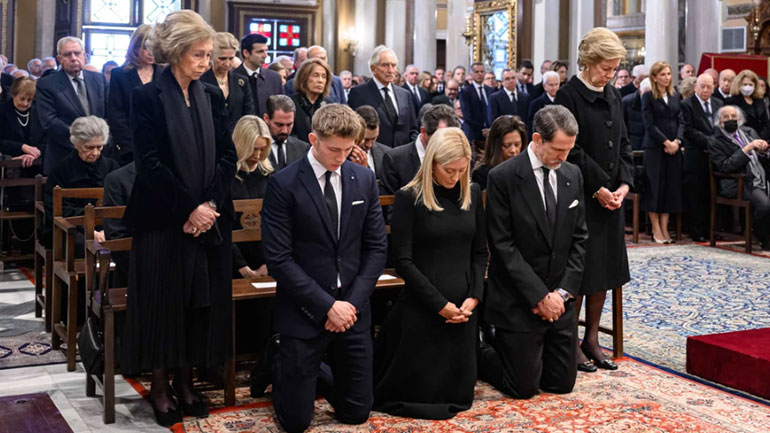 Μνημόσυνο του τέως βασιλιά Κωνσταντίνου: Δείτε εικόνες μέσα από την Μητρόπολη