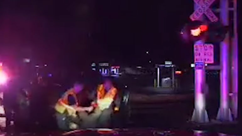 Πυροσβέστες ξεγελούν τον χάρο και σώζουν οδηγό, στιγμές πριν τον πατήσει τρένο