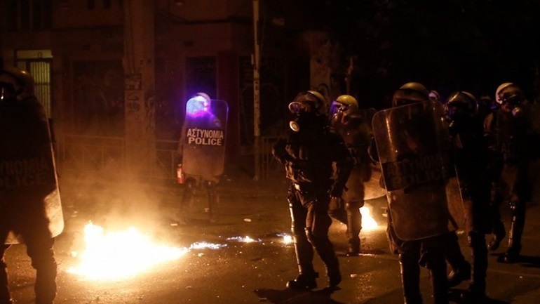 Επιθέσεις με μολότοφ σε διμοιρίες των ΜΑΤ στα Εξάρχεια το βράδυ του Σαββάτου