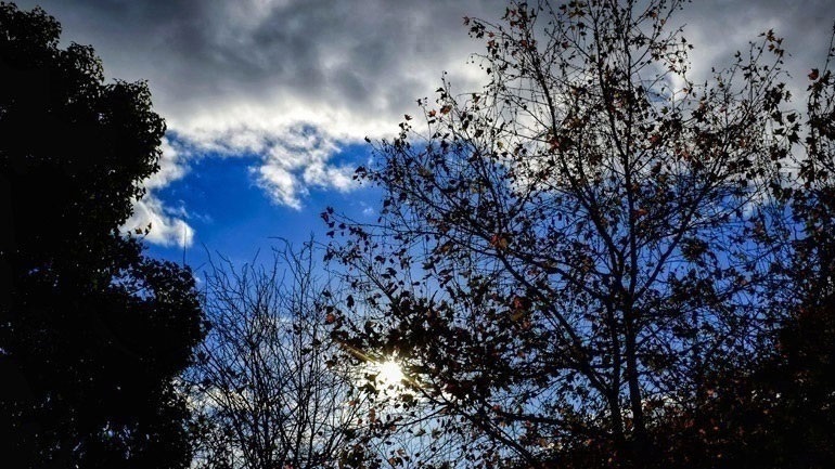 Νεφώσεις και σποραδικές βροχές τη Δευτέρα, με μικρή πτώση των μεγίστων θερμοκρασιών