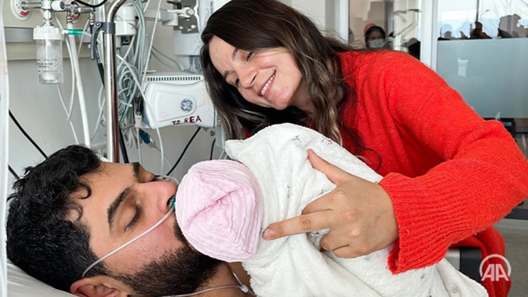 Ο 33χρονος Αβτζί  διασώθηκε μετά από 11 μέρες στα ερείπια και κατάφερε να γνωρίσει τη νεογέννητη κόρη του