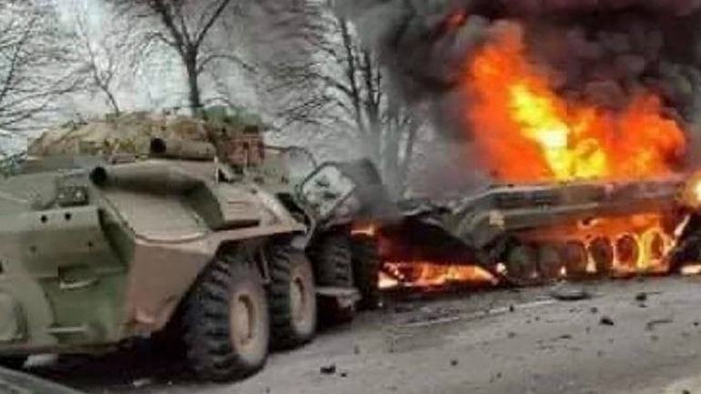 Τρεις νεκροί και 5 τραυματίες από ρωσικό βομβαρδισμό σε χωριό κοντά στη Χερσώνα