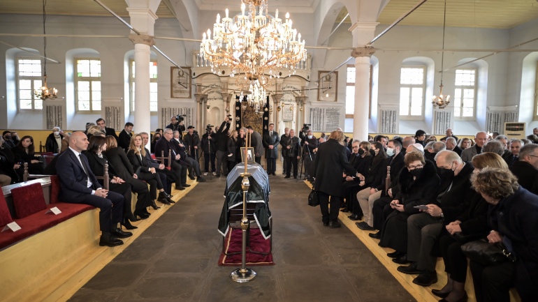 Πλήθος κόσμου στην κηδεία του Μωυσή Ελισάφ – Η πομπή πέρασε έξω από το Δημαρχείο Ιωαννίνων