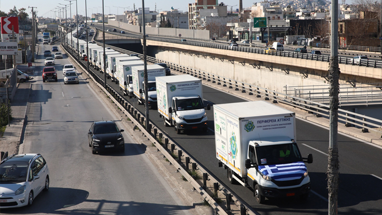 Περιφέρεια Αττικής: 110 τόνοι ανθρωπιστικής βοήθειας αναχώρησαν με 50 οχήματα για τους σεισμόπληκτους της Τουρκίας