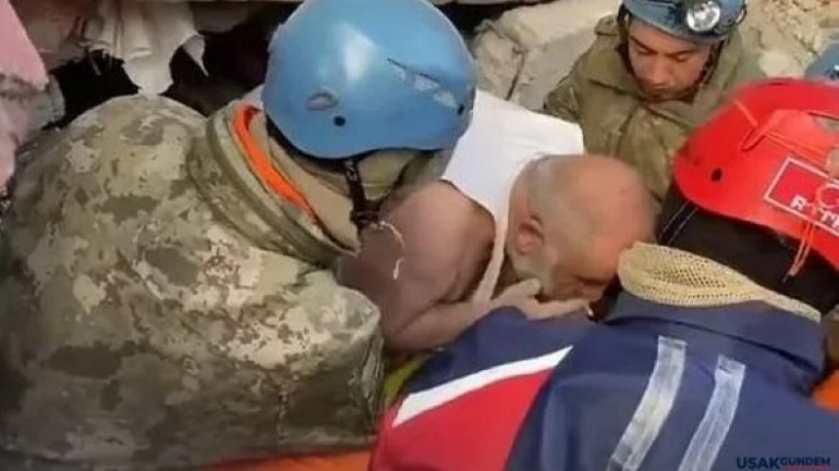 Τουρκία: «Έστριβα τσιγάρο και κάπνιζα», λέει 60χρονος που έμεινε εγκλωβισμένος για 56 ώρες στα ερείπια