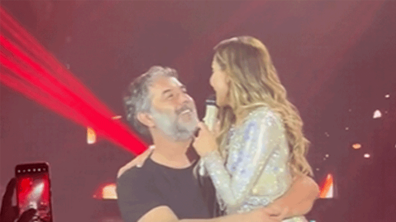 H Δέσποινα Βανδή τραγουδάει στα πόδια του Βασίλη Μπισμπίκη και εκείνος «λιώνει» από έρωτα