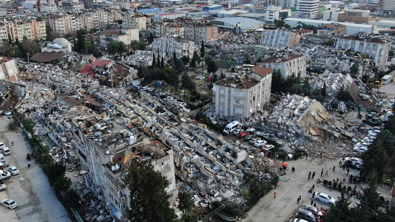 Τρία γραφήματα δείχνουν τον τρόπο με τον οποίο τα καλύτερα κτήρια σώζουν ζωές σε σεισμούς