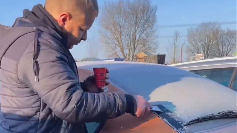 Τι δεν πρέπει να κάνεις αν το τζάμι έχει παγώσει από το χιόνι