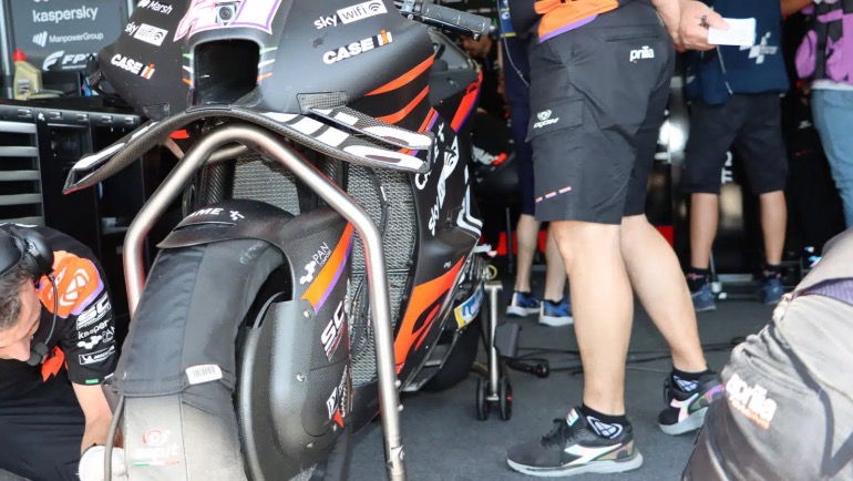 H Aprilia από το 2022 χρησιμοποιεί διπλή πτέρυγα μπροστά και φαρδύτερο φέρινγκ στο κάτω μέρος, ώστε να δουλεύει ως διαχύτης