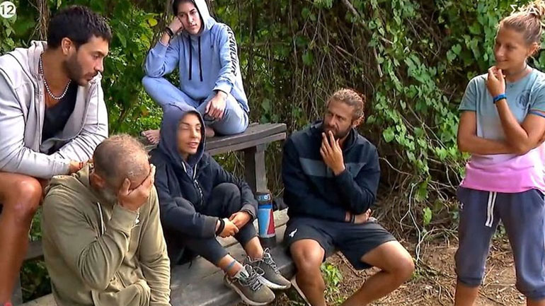 Survivor All Star: Το κουτσομπολιό της μπλε ομάδας για το σκάνδαλο ανάμεσα σε Μάριο Πρίαμο και Ελευθερία Ελευθερίου