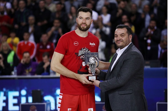 Ο Γιάννης Φανούλης, περ. Διευθυντής Κρήτης ΟΠΑΠ, βραβεύει τον Άλεκ Πίτερς, πρώτο σκόρερ του Τελικού.