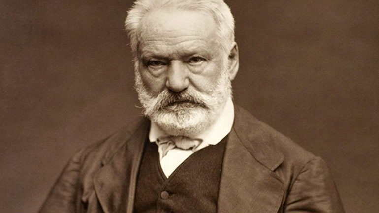 Γαλλία: Ακροδεξιοί φοιτητές έβαψαν άσπρο άγαλμα του Ουγκώ επειδή το έβρισκαν σκούρο