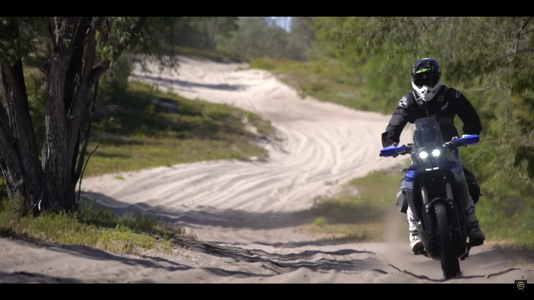 Στις αμμώδεις, απομακρυσμένες διαδρομές του Perth με μια Tenere 700