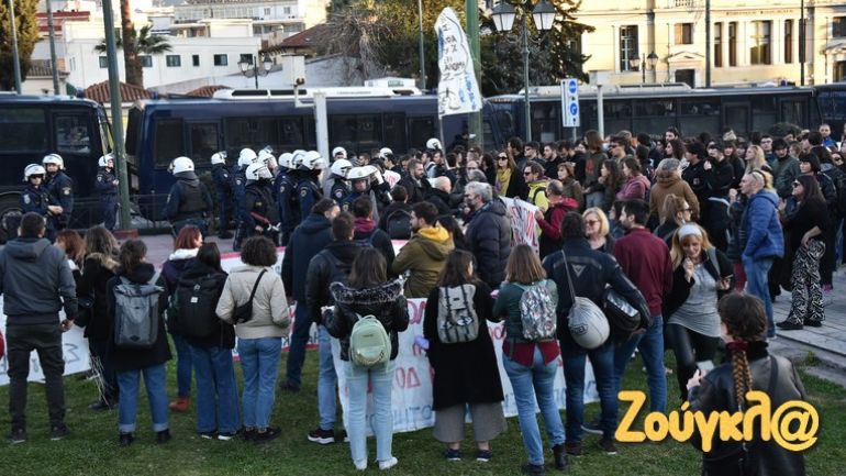 Ένταση στη συγκέντρωση των εκπαιδευτικών έξω από το Μέγαρο Μουσικής