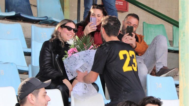 Ποδοσφαιριστής έκανε πρόταση γάμου στην αγαπημένη του στο δημοτικό στάδιο Έδεσσας Ποδοσφαιριστής έκανε πρόταση γάμου στην αγαπημένη του στο δημοτικό στάδιο Έδεσσας