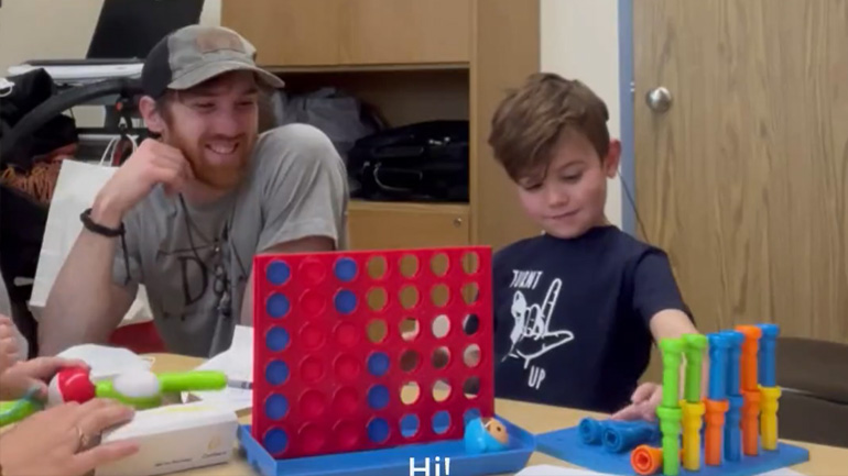 Η στιγμή που ένα 4χρονο κωφό αγόρι ακούει για πρώτη φορά