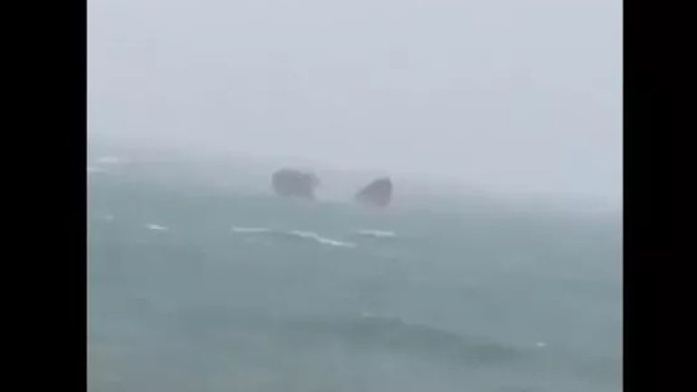 «Έσπασε στα δύο» φορτηγό πλοίο στη Μαύρη Θάλασσα