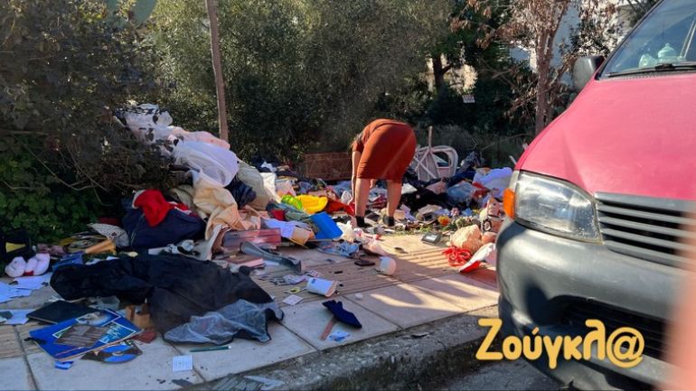 Η άλλη πλευρά της Αθηναϊκής Ριβιέρας – Κόσμος τρέχει να πάρει ρούχα από τον δρόμο…