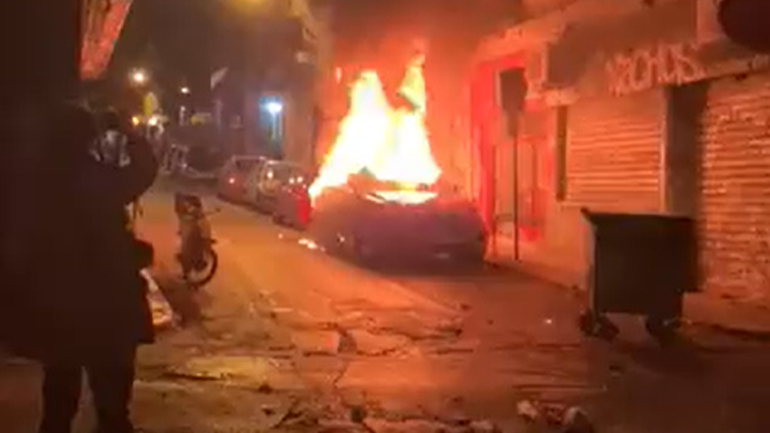 Επιθέσεις με μολότοφ στα Εξάρχεια σε διμοιρίες ΜΑΤ – Ζημιές σε δύο αυτοκίνητα