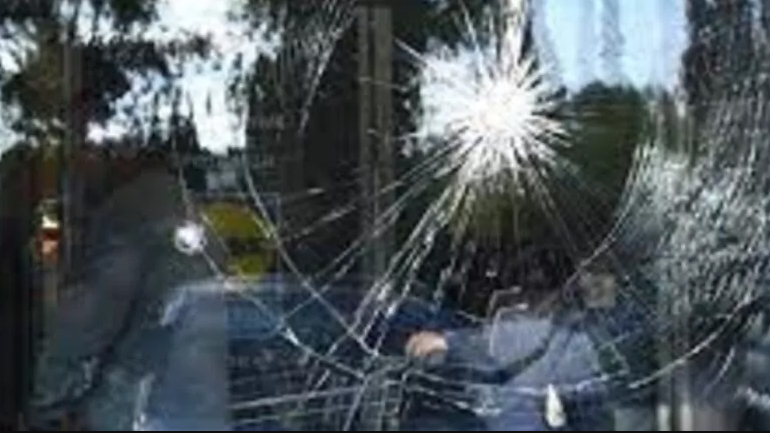 Έσπασαν τζαμαρίες με βαριοπούλες σε δύο σούπερ μάρκετ στην Πάτρα