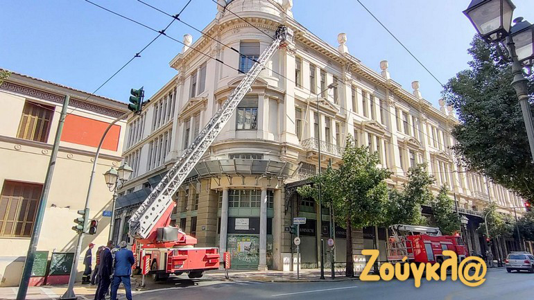 Ομόνοια: Ξεκόλλησε κομμάτι από κτήριο στη Σταδίου – Κινητοποίηση της Πυροσβεστικής
