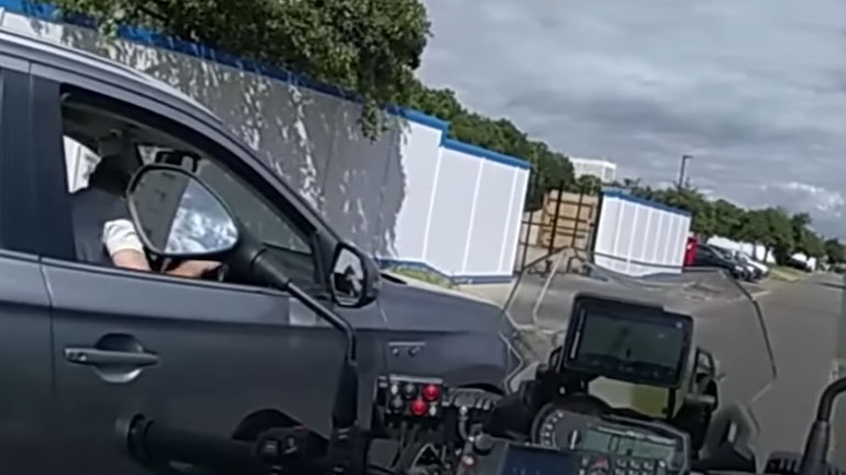 Έβαλε όπισθεν και «πάτησε» τον αστυνομικό πίσω του –Ποια ποινή του επιβλήθηκε;