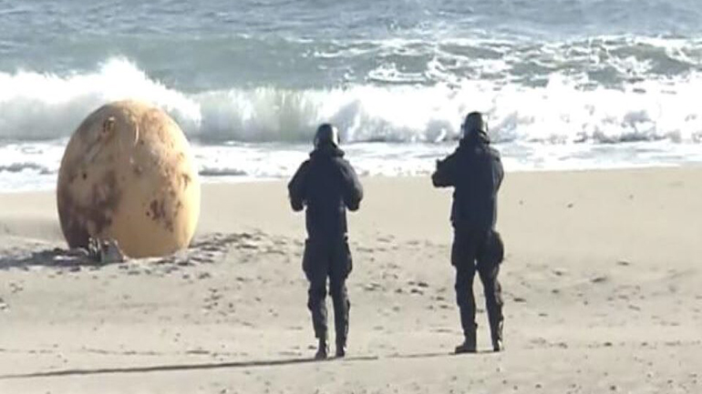 Μια μυστηριώδης σφαίρα ξεβράστηκε σε παραλία της Ιαπωνίας Μια μυστηριώδης σφαίρα ξεβράστηκε σε παραλία της Ιαπωνίας