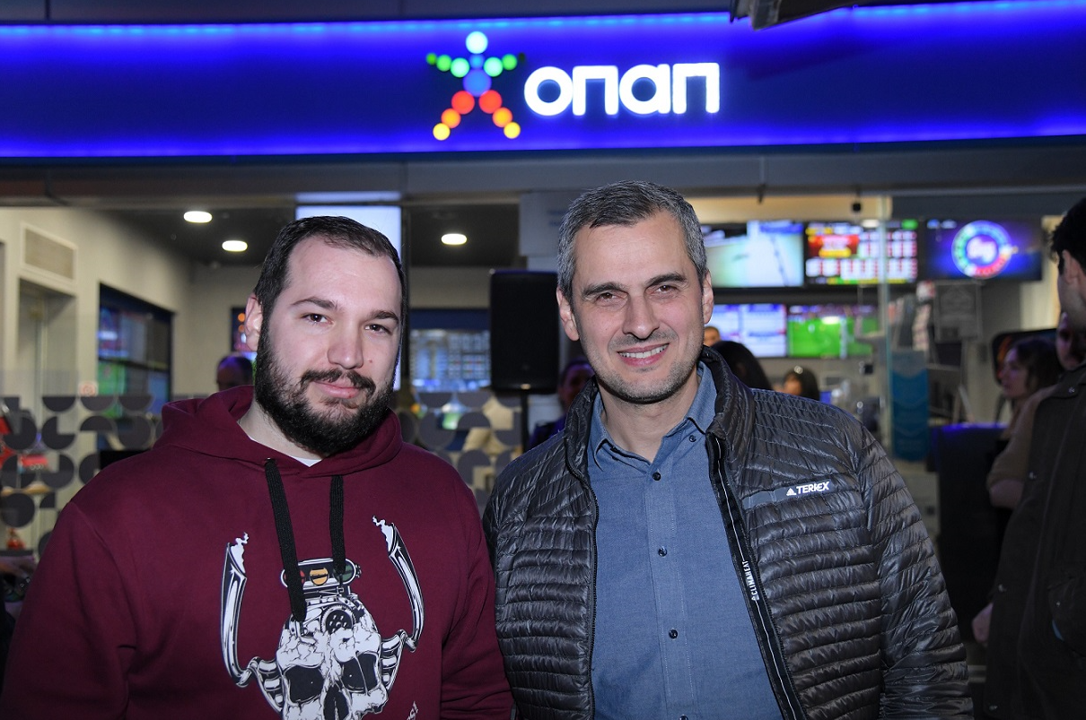 O Παναγιώτης Γκικοπούλης, ιδιοκτήτης του καταστήματος ΟΠΑΠ, με τον Ηλία Κατσαρό, Chief Retail Officer του ΟΠΑΠ