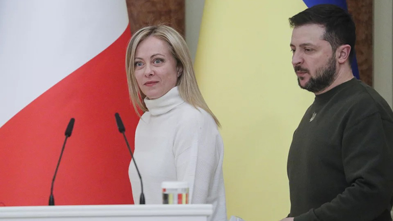 «Ο Ζελένσκι ταπείνωσε τη Μελόνι για τον Μπερλουσκόνι»: Το… ψυχρό κλίμα μεταξύ των δύο ηγετών που σχολιάστηκε «Ο Ζελένσκι ταπείνωσε τη Μελόνι για τον Μπερλουσκόνι»: Το… ψυχρό κλίμα μεταξύ των δύο ηγετών που σχολιάστηκε