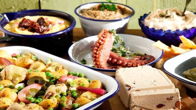 Ανοικτά τα καταστήματα τροφίμων την Καθαρά Δευτέρα