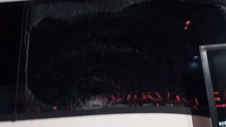 Φωτογραφία με σπασμένο τζάμι του πούλμαν της έδωσε στη δημοσιότητα η ΠΑΕ Ιωνικός