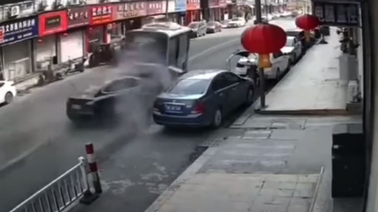 Ανεξέλεγκτο Tesla προκαλεί, ξανά, πανικό στην Κίνα