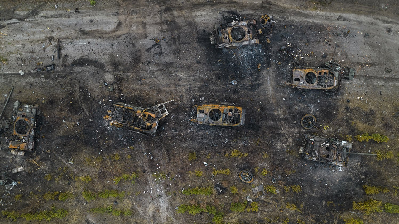 Τα απομεινάρια της φάλαγγας των ρωσικών τεθωρακισμένων που είχε μήκος 64 χιλιόμετρα και προορισμό το Κίεβο.