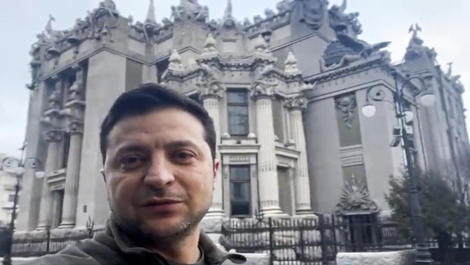 Καρέ από το βίντεο που τράβηξε ο Βολοντιμίρ Ζελένσκι την τρίτη ημέρα του πολέμου. Από το κέντρο του Κιέβου δήλωσε ότι δεν πρόκειται να φύγει και ότι η Ουκρανία θα αντισταθεί στην Ρωσία.