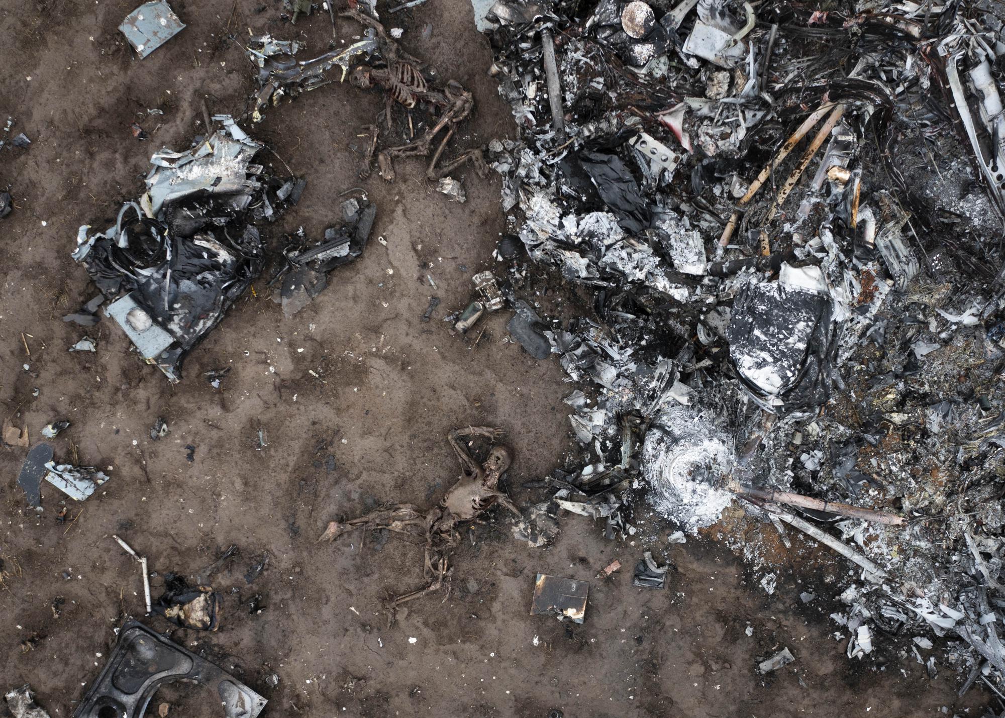 Συντρίμια ενός ρωσικού ελικοπτέρου και ο πιλότος του, ο οποίος βρήκε φρικτό θάνατο