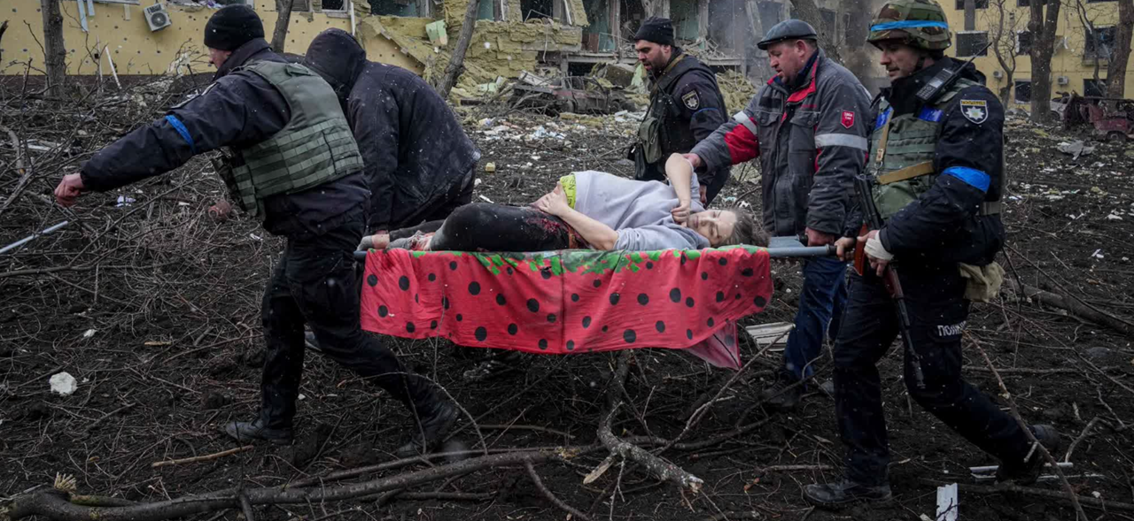 Η ιστορία της νεαρής Ουκρανής Μαριάννα Ποντγκούρσκαγια που απομακρύνθηκε από το νοσοκομείο της Μαριούπολης εν μέσω βομβαρδισμών λίγο πριν γεννήσει έγινε θέμα σε όλα τα ΜΜΕ του κόσμου.