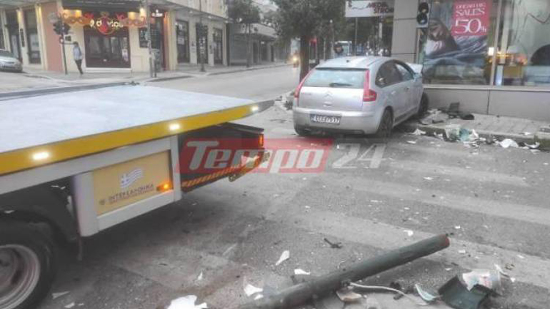 Τρελή πορεία I.X. στην Πάτρα – Ξήλωσε φανάρι, εκσφενδόνισε δίκυκλο και… καρφώθηκε σε κατάστημα