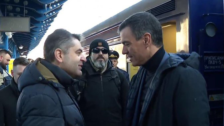 Στο Κίεβο ο Ισπανός πρωθυπουργός «έναν χρόνο μετά την έναρξη του πολέμου»