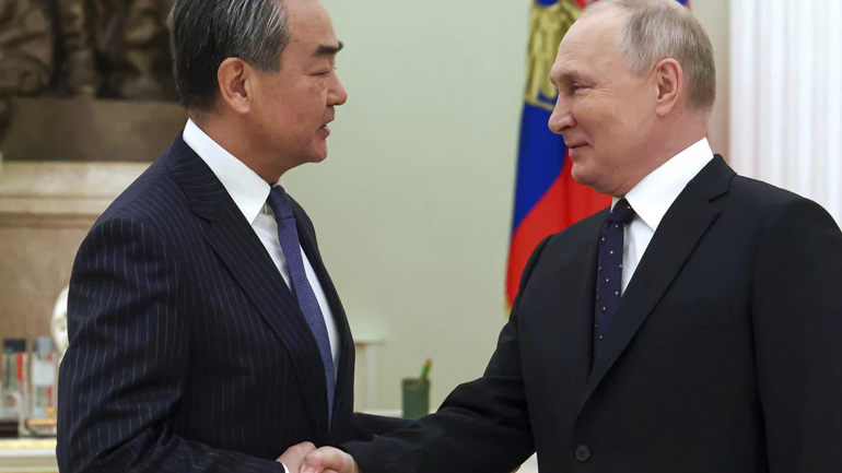 CNN: Γιατί η Κίνα μπορεί να μην βιάζεται να τελειώσει ο πόλεμος της Ρωσίας στην Ουκρανία