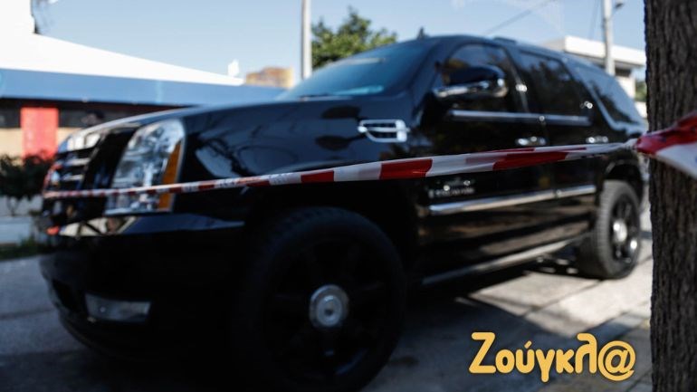 Οι αστυνομικοί εντόπισαν ένα πολυτελές αυτοκίνητο το οποίο ανήκε σε ένα από τα μέλη της συμμορίας